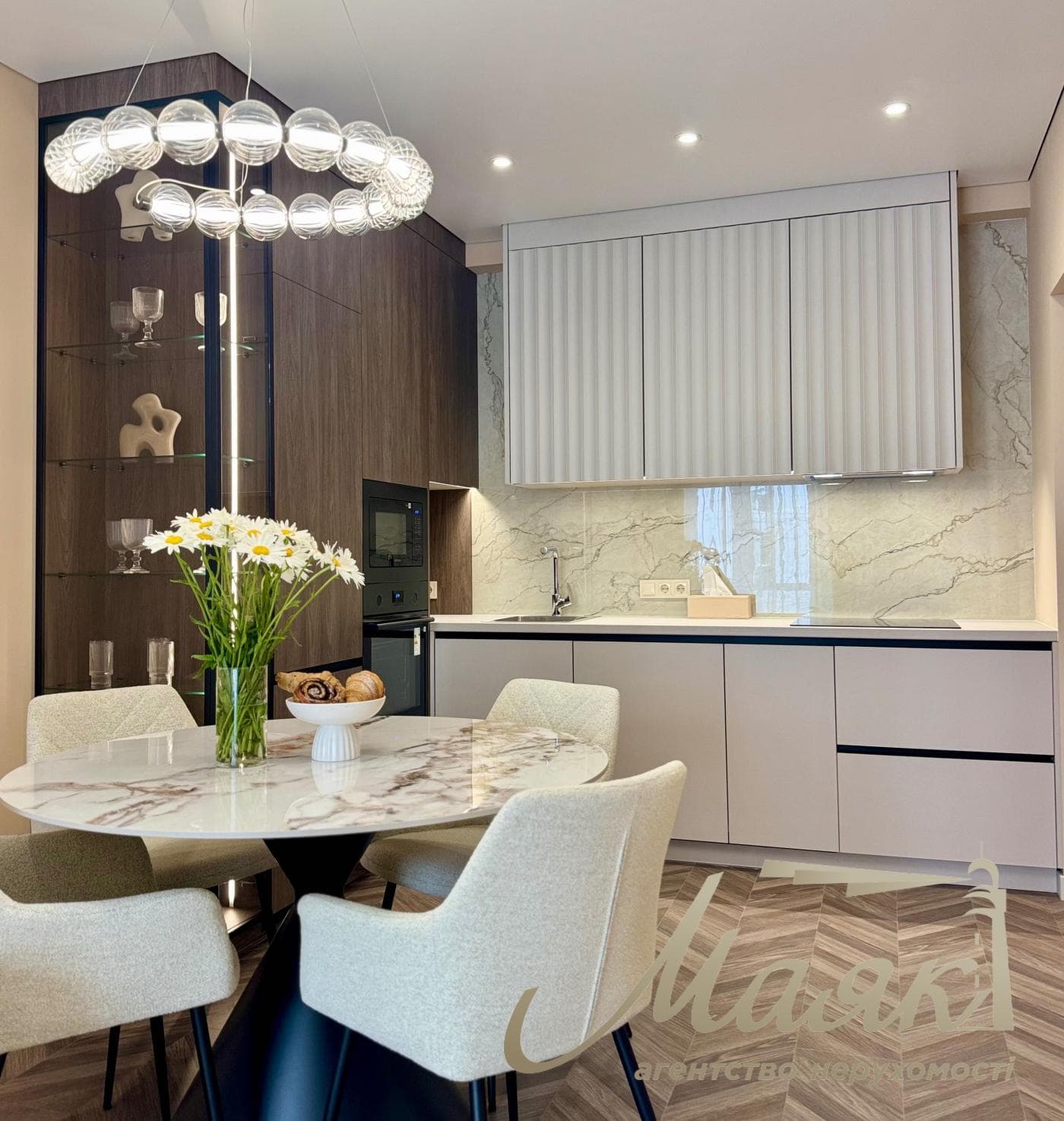 Modern 3-room apartment with designer renovations for sale in the “New England” residential complex, Holosiivskyi District