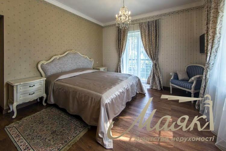 Оренда будинку площею 430 м², що розташований у сосновому лісі на ділянці 50 соток із ландшафтним дизайном у с. Романків.