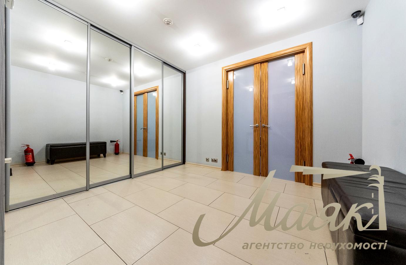 For sale house 400m2 in the village. Romankov, suburbs of Kiev, 18 acres, 8 km to Kiev, in Obukhiv district.