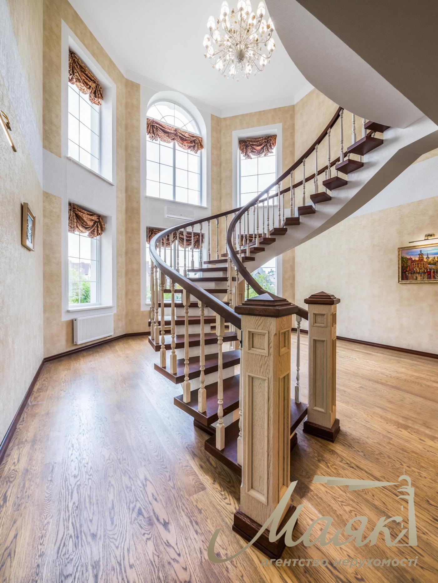 Rent of 3-storey house (840m2) s.Kozin