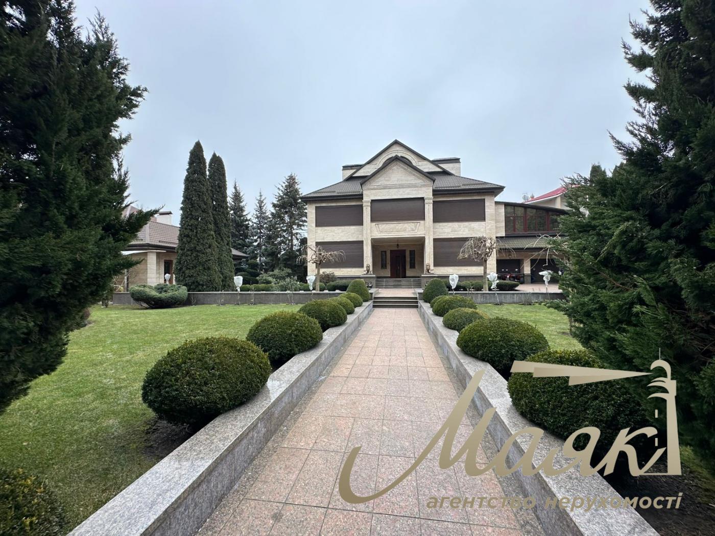 We offer for sale a luxurious house in Petropavlovska Borschagovka, Kiev, just 3 minutes from the city.