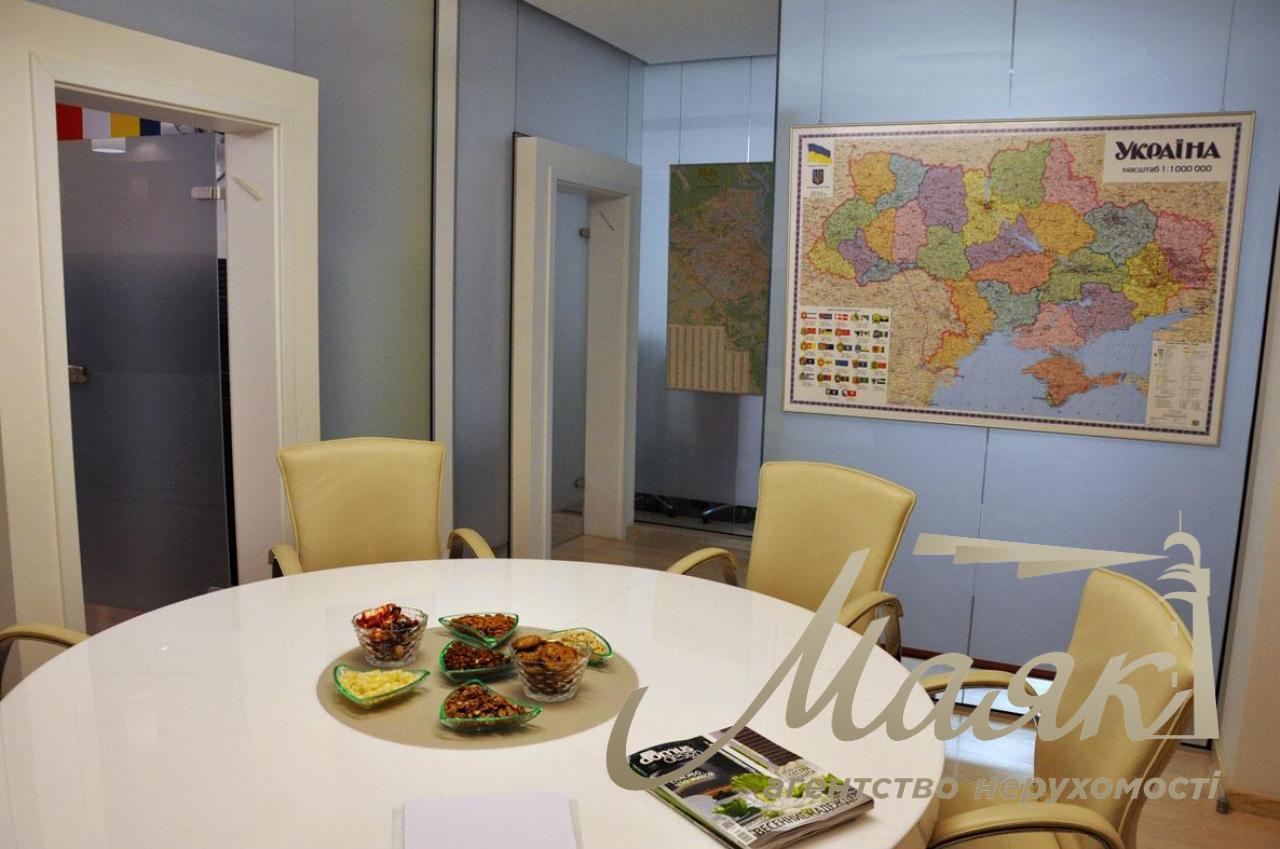 For sale is a respectable office of 178 sq.m. near Mariinsky Park on Grushevskogo Street 9A!