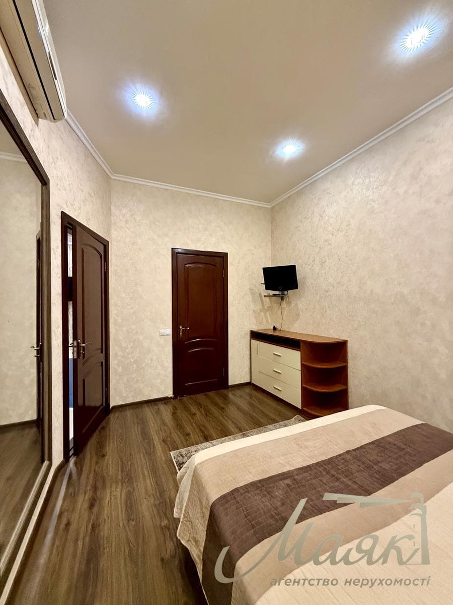 Оренда 3-кімнатної квартири площею 73 м² на вул. Саксаганського, 131-А, станція метро «Університет»