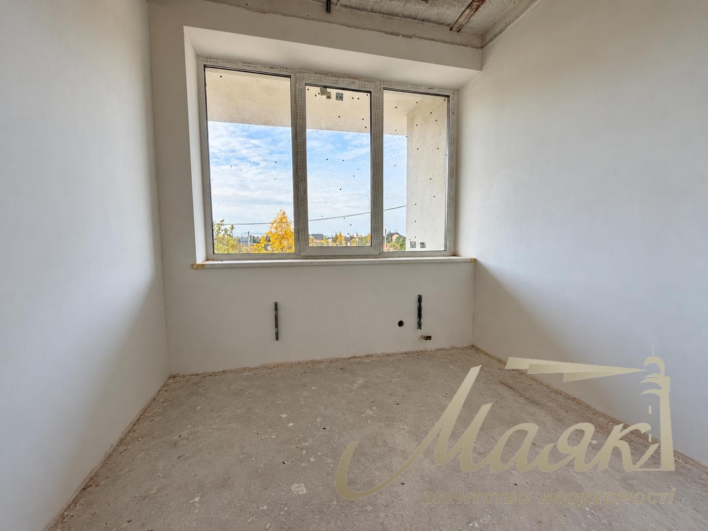3-story house for sale, 325 m², village of Plyuty