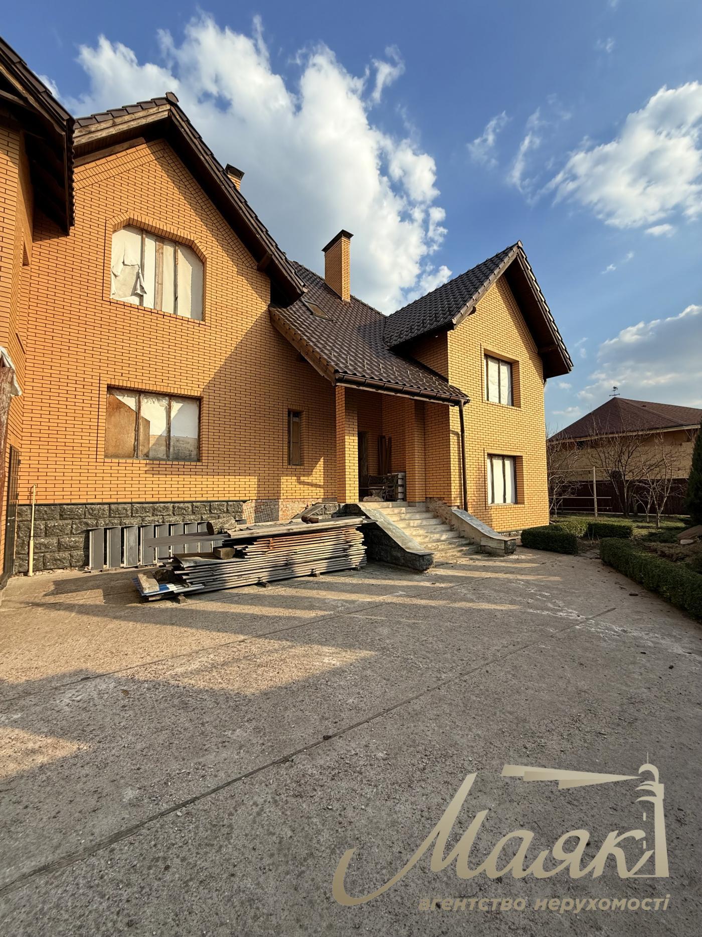 Продажа 2х-этажного дома 357.39м2 в с.Погребы, Броварский район.