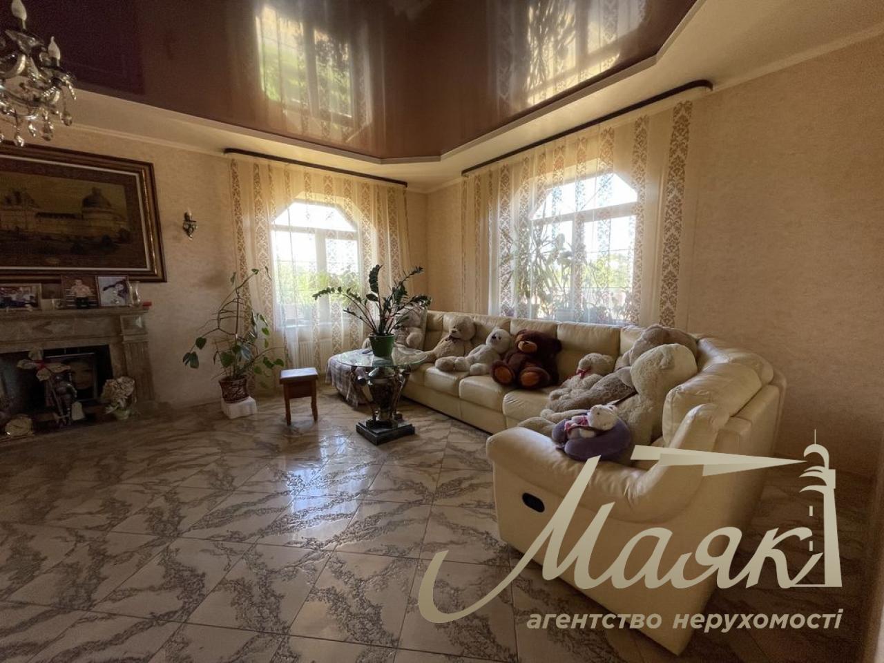 Продаж будинку 360 м2 у Жулянах з ділянкою 15 соток вул.,.Нова