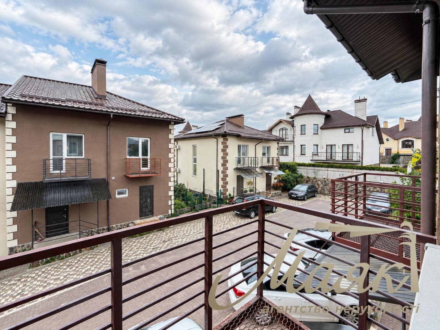 Продаж 3-поверхового будинку/таунхауса площею 95 м² з ремонтом у с. Ходосівка, Обухівський напрямок, Київська область, підвальне приміщення, газ.