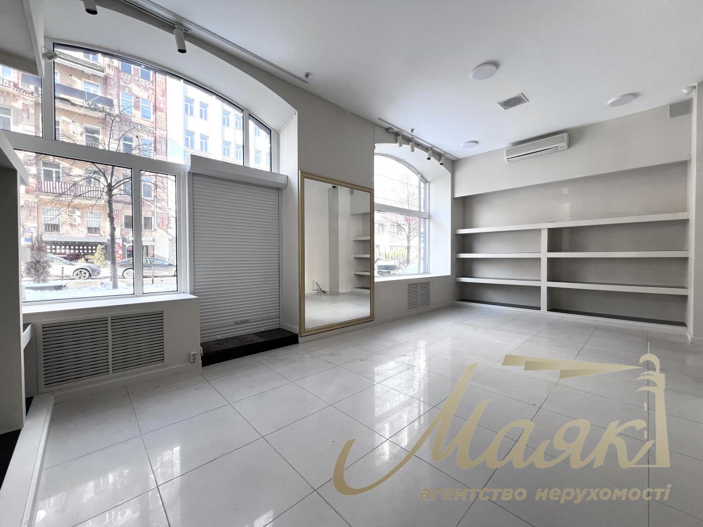 Оренда фасадного приміщення 156м2, Шота Руставелі 15.