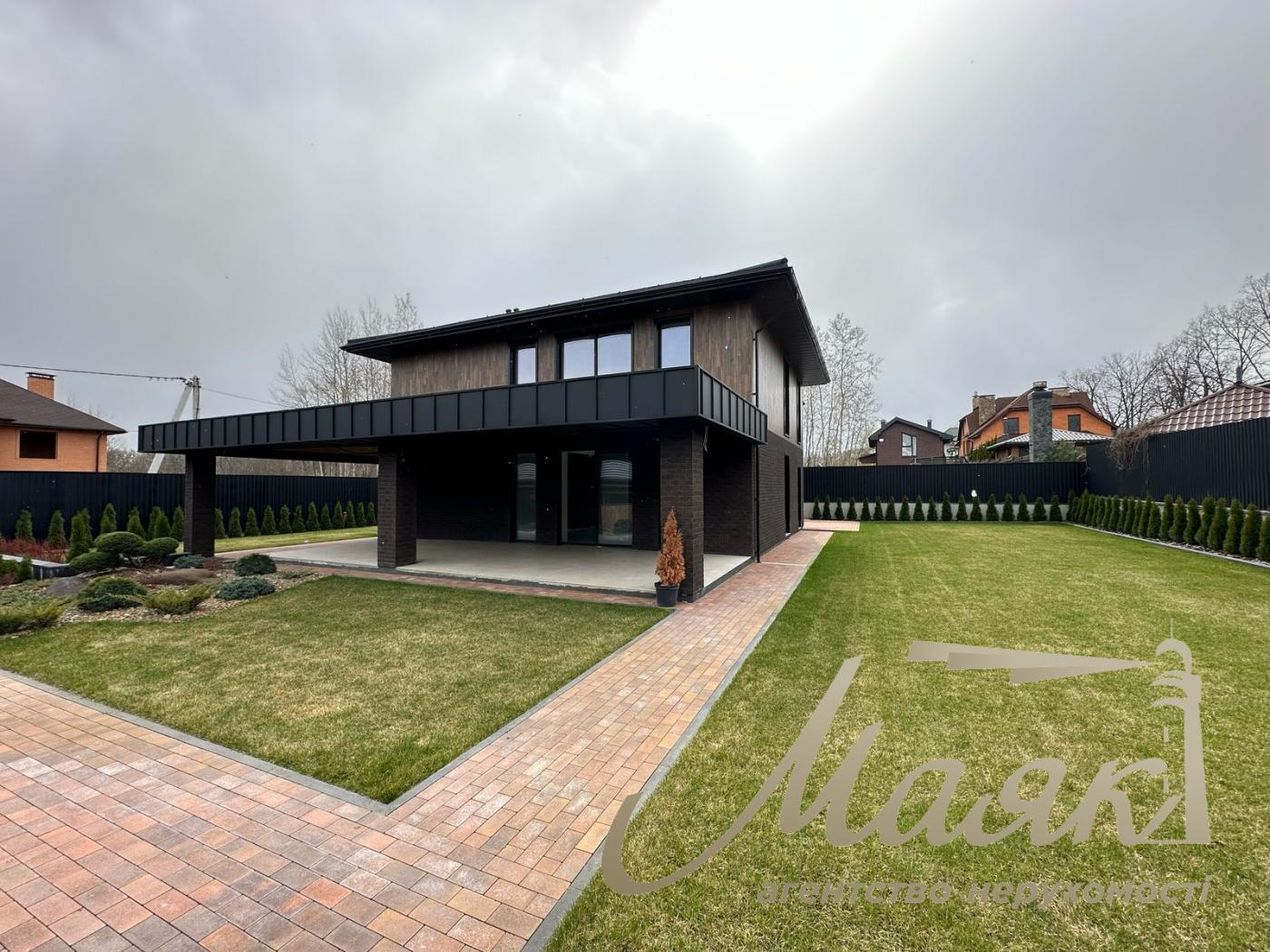 Продаж будинку в Ірпені, в закритому котеджному містечку Стоянка-2, з охороною і відеоспостереженням.