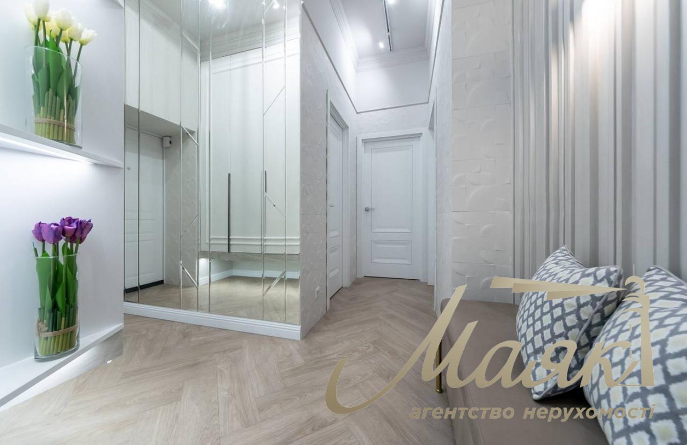 Rent a 4-room apartment on Khreshchatyk