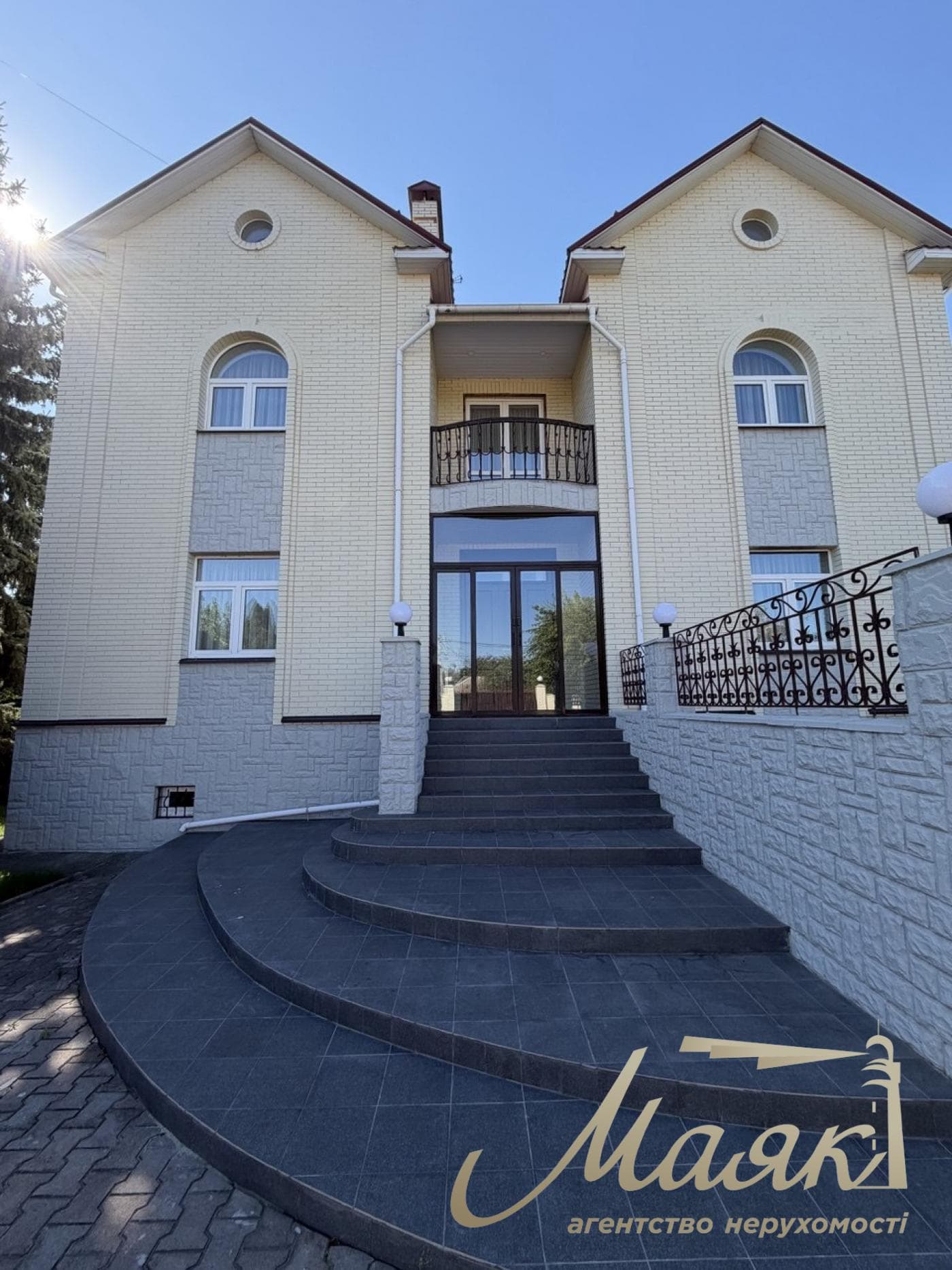 Продаж будинку площею 530 м² у центрі с. Гора