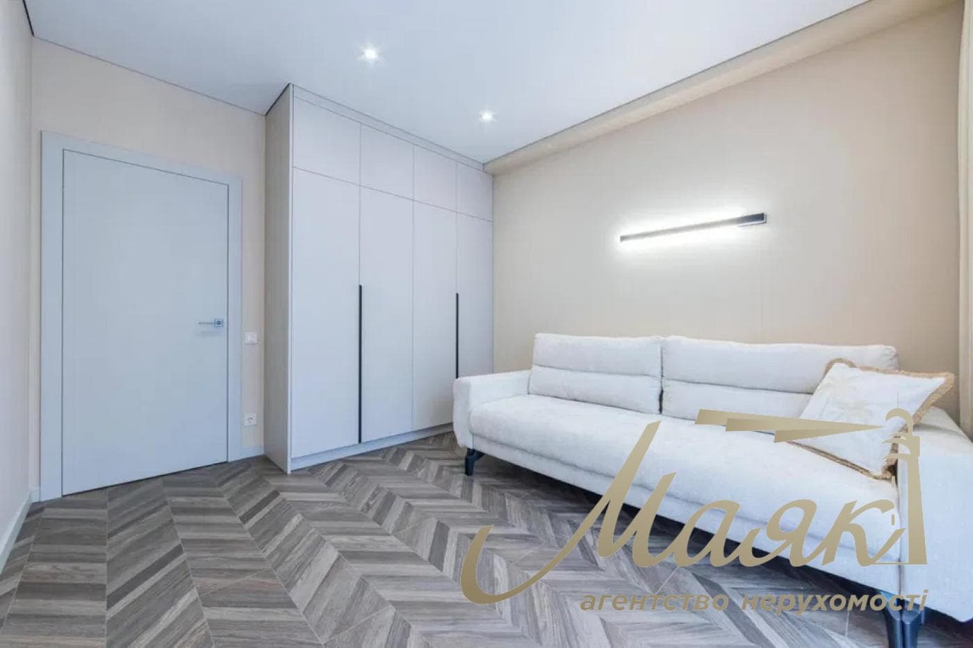 For sale 3-bedroom apartment in LCD "New England", Maksimovicha str.