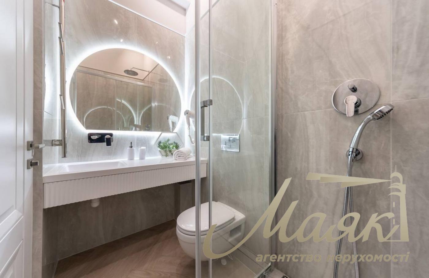 Rent a 4-room apartment on Khreshchatyk