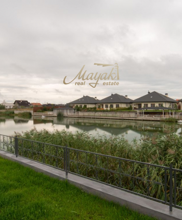 Продажа  дома с видом на озеро  бассейном в живописном КГ "Межречье" Абрикосова