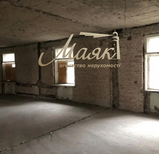 Предлагается к продаже здание под реконструкцию м. Кловская в Печерском районе.
